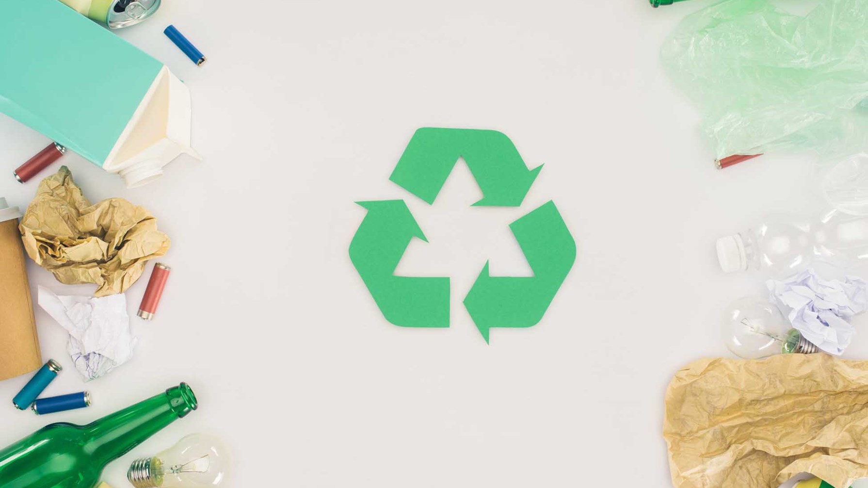foto de simbolo de reciclaje con basura alrededor